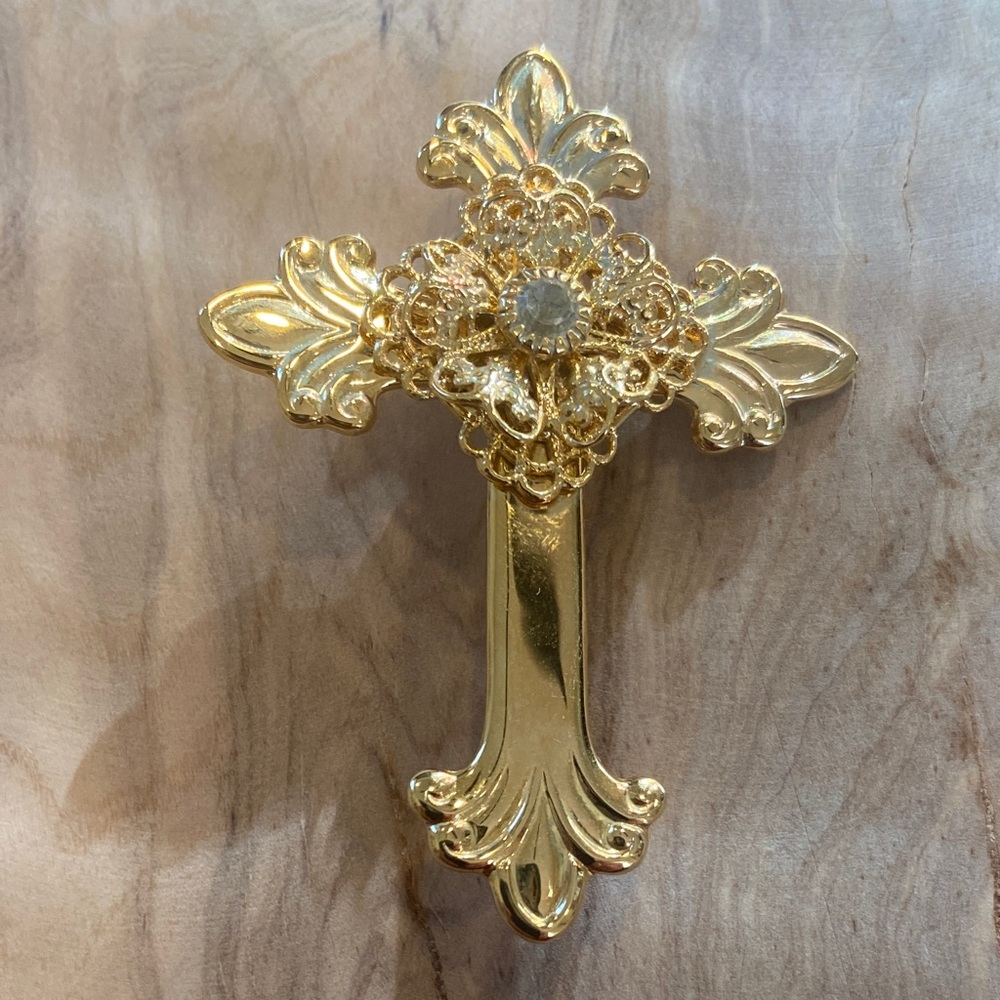 Elegant Goldtone Vintage signed Cross Brooch